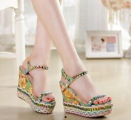 国产动漫凉鞋美女视频,夏日风情，青春活力绽放